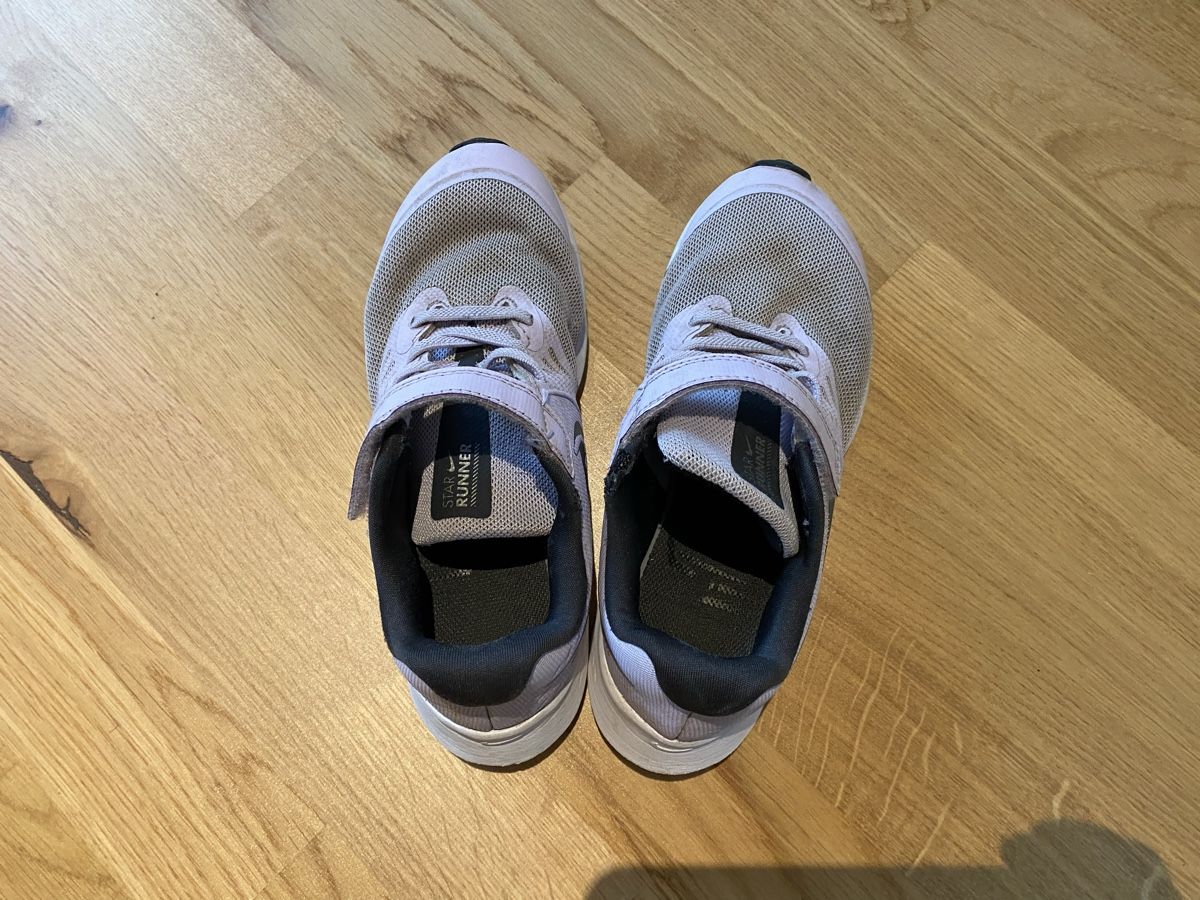 Nike Scarpe per ragazze: Nike Schuhe / 31.5 – Usato da Kleinandelfingen venduto da Stitch2014 1