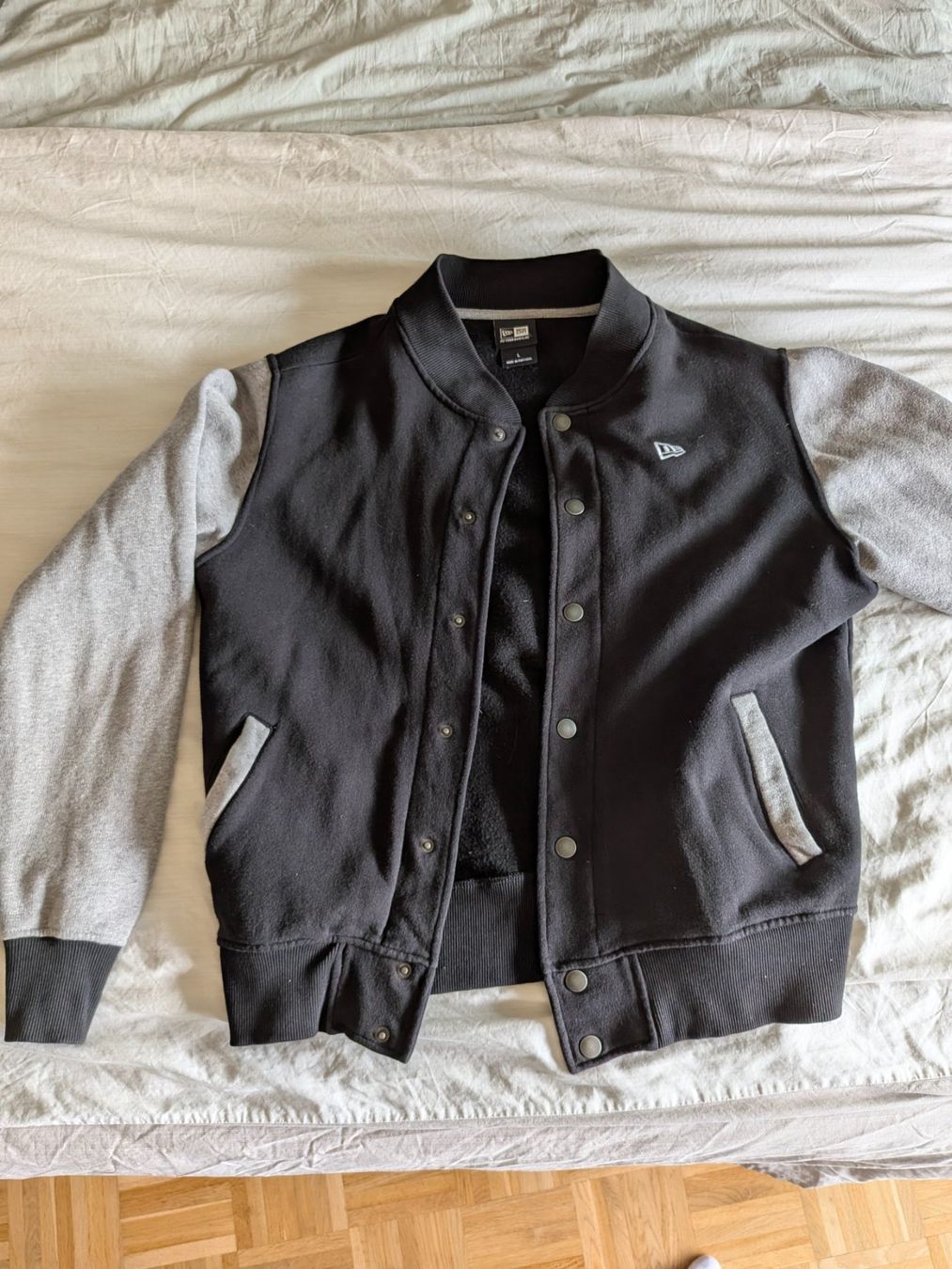 New Era Giacche: Veste New Era college – Usato da Genève venduto da zeKxa