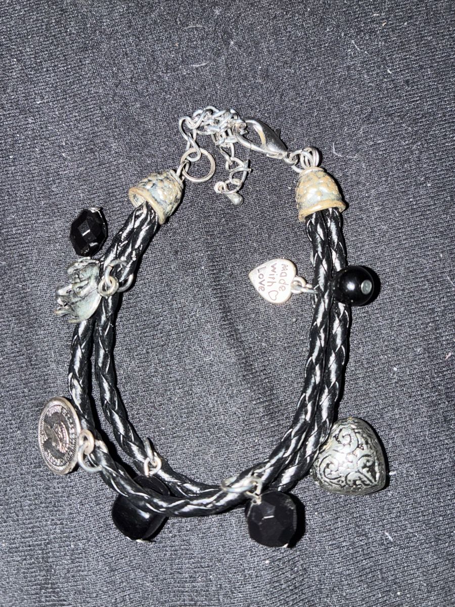 Bracciali & Braccialetti: Armband geflochten schwarz mit Charms  – Usato da Dübendorf venduto da ana_wp8y