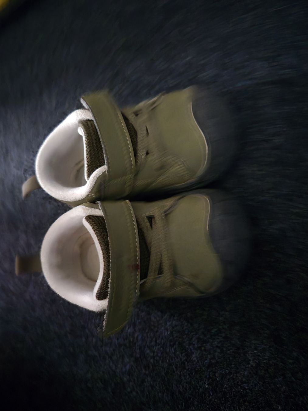 Scarpe per ragazzi: Kinderschuhe Grösse 18 – Usato da Leuggern venduto da MonaM90