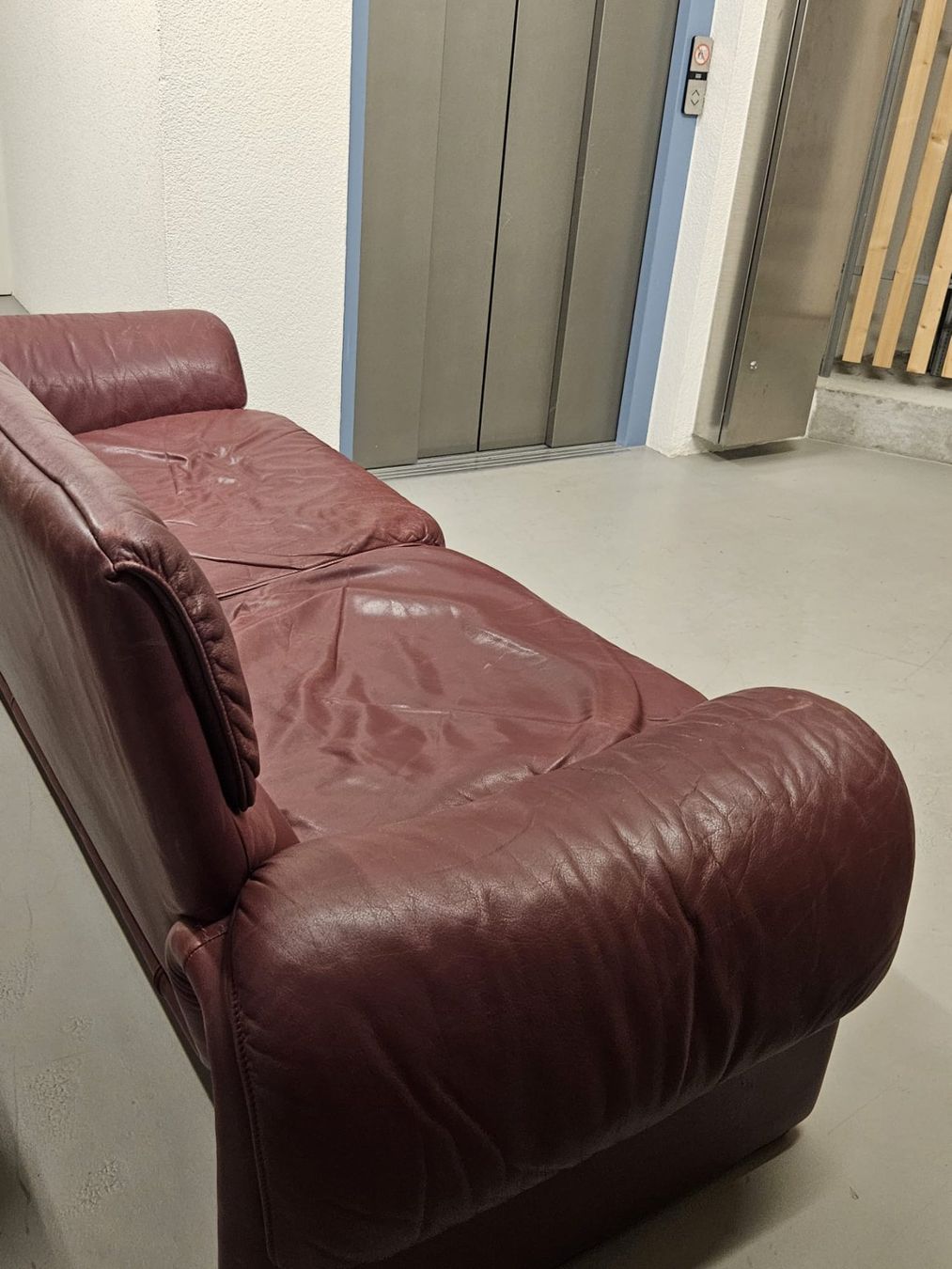 De Sede Divani: De Sede Sofa Modell 'DS-2011' in der Farbe Bordeaux – Usato da Zürich venduto da slay 2