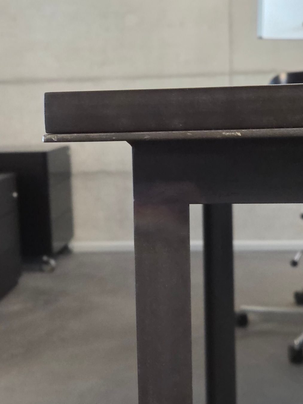 Scrivanie: Arbeitstisch mit Metallgestell und MDF-Arbeitsplatte – Usato da Zürich venduto da mdo_6fw2 3