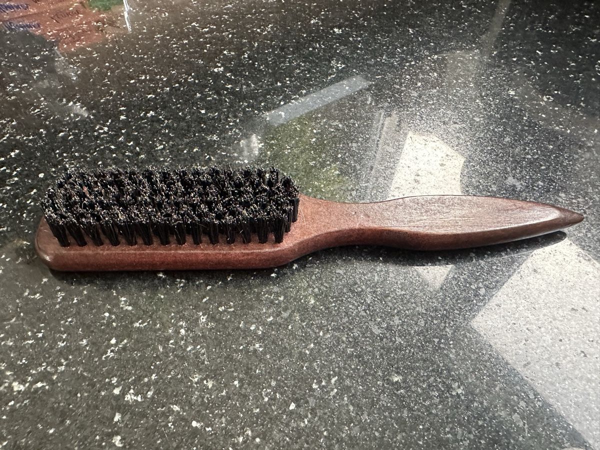 Autres soins des cheveux: Bürste mit Holzgriff, Borsten, neuwertig – Neuf avec emballage d'origine à Zufikon par tam_gfx6
