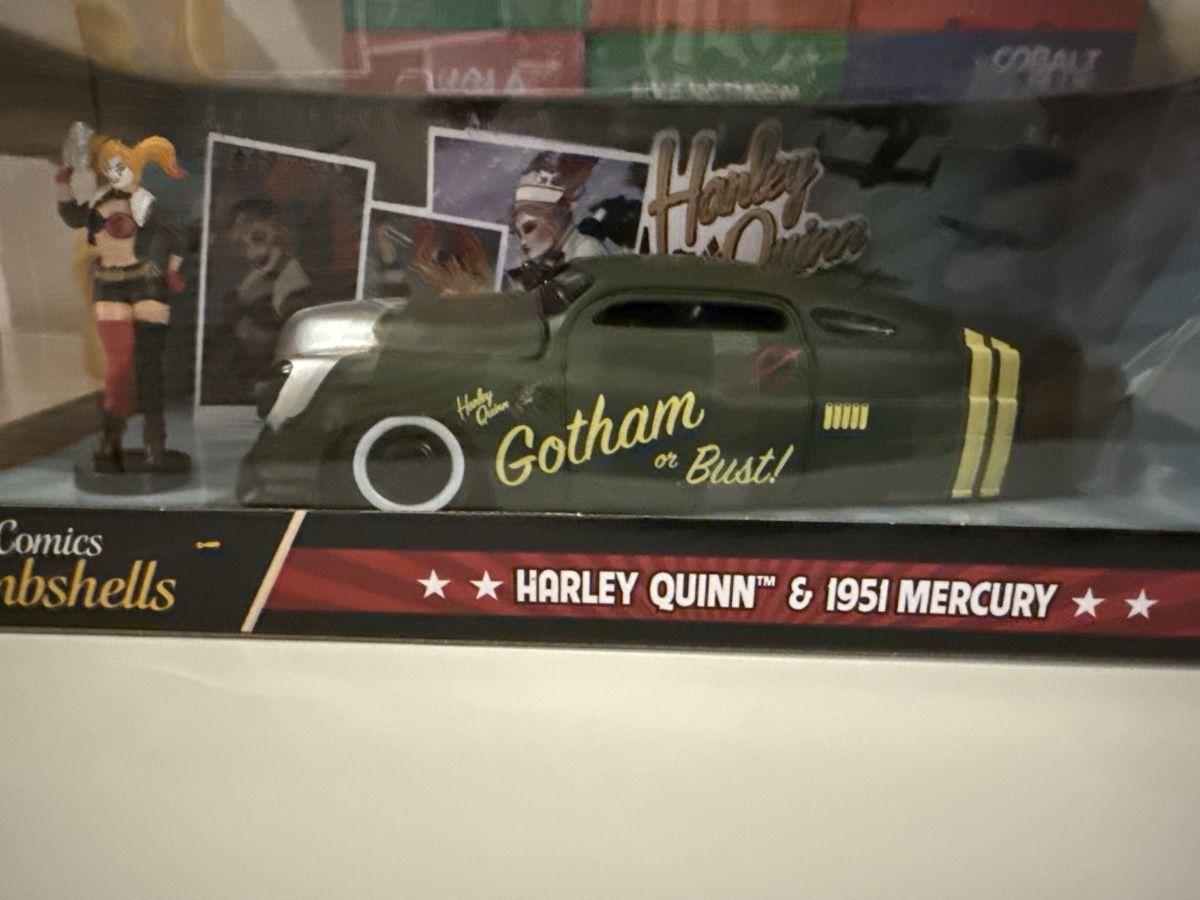 Jada Toys Modellini d'auto: DC Comics Bombshells Harley Quinn 1951 Mercury Figur NEU – Nuovo e nell'imballaggio originale da Basel venduto da Zomeg 2