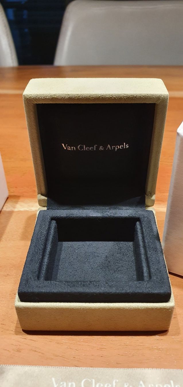 Tutte le decorazioni: Van Cleef & Arpels Ring original Schachtel ( nur Box ). – Nuovo (secondo la descrizione) da Zürich venduto da Leica.C89 2