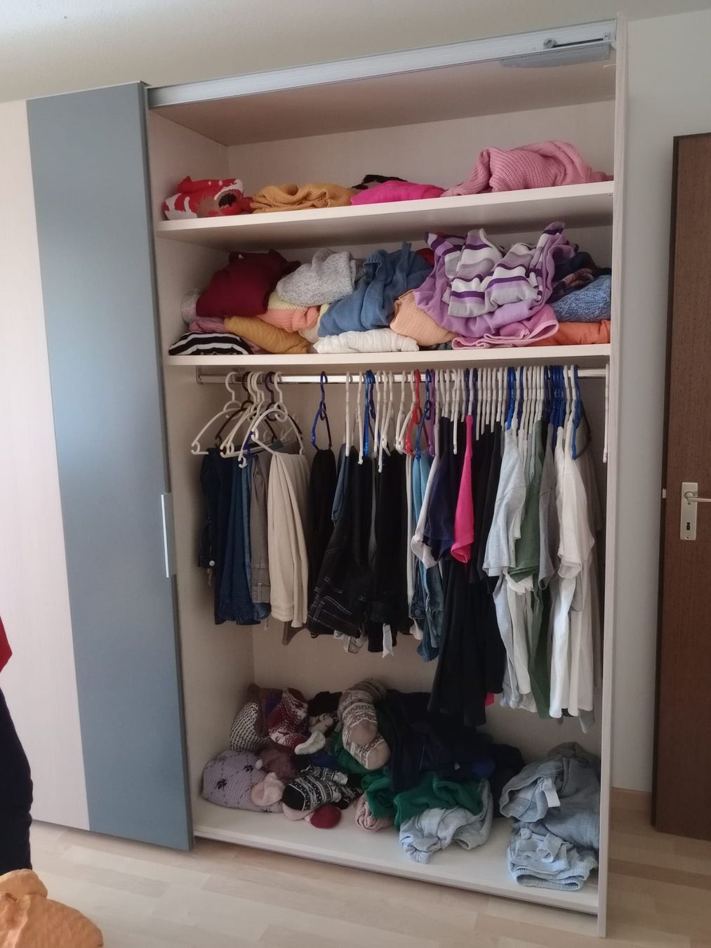 Schränke: Schrank mit Schiebetüren weiss / grau – Gebraucht aus Bischofszell von thomasfrei3