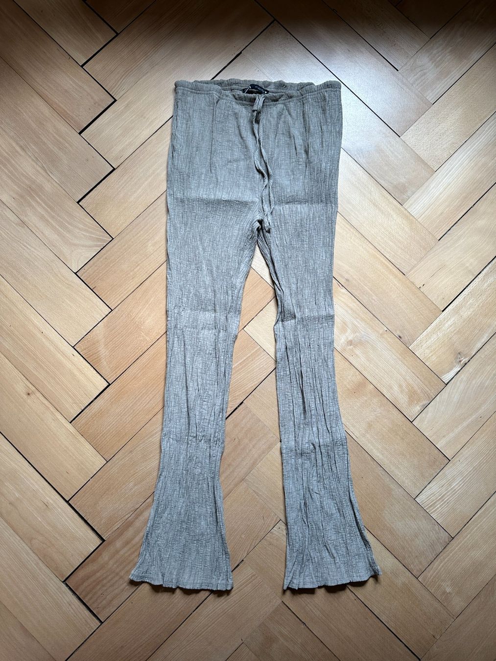 Zara Pantaloni: ZARA - Plisseehose taupe L – Usato da Zürich venduto da Diazaio
