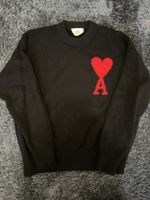 Strickpullover mit einem Herz 