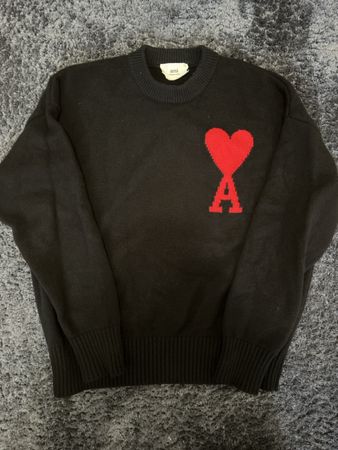 Strickpullover mit einem Herz 