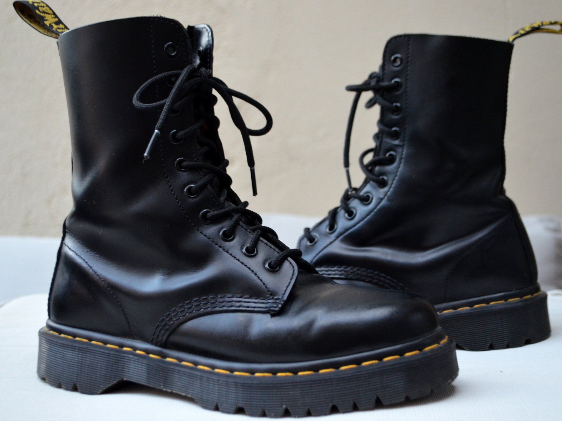 Dr. Martens Chaussures hommes: Boots / Bottes Dr. Martens  .42 – D'occasion à Collonges par arashee