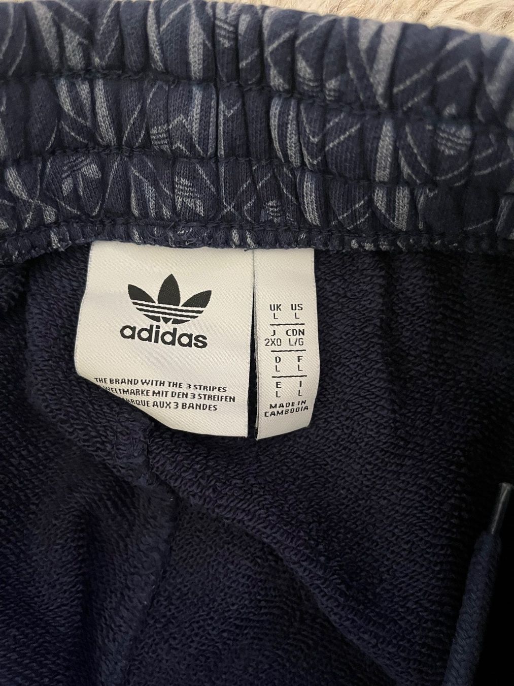 Canottiere & Pantaloni: Adidas Joggers all over print – Usato da Utzenstorf venduto da Ismaele 2