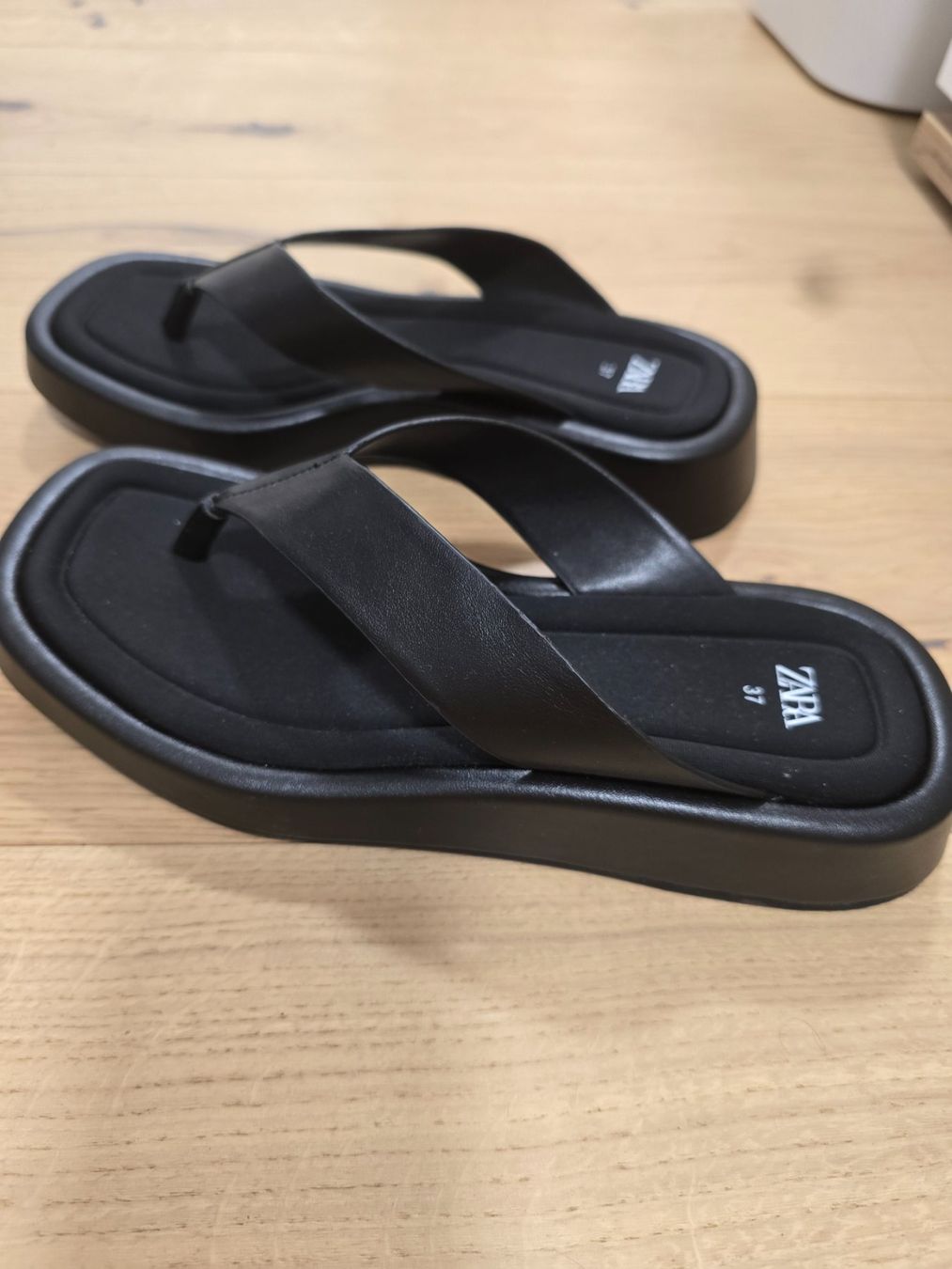 Zara Chaussures femmes: Zara Sandalen flach – D'occasion à Rümlang par Arsasladi