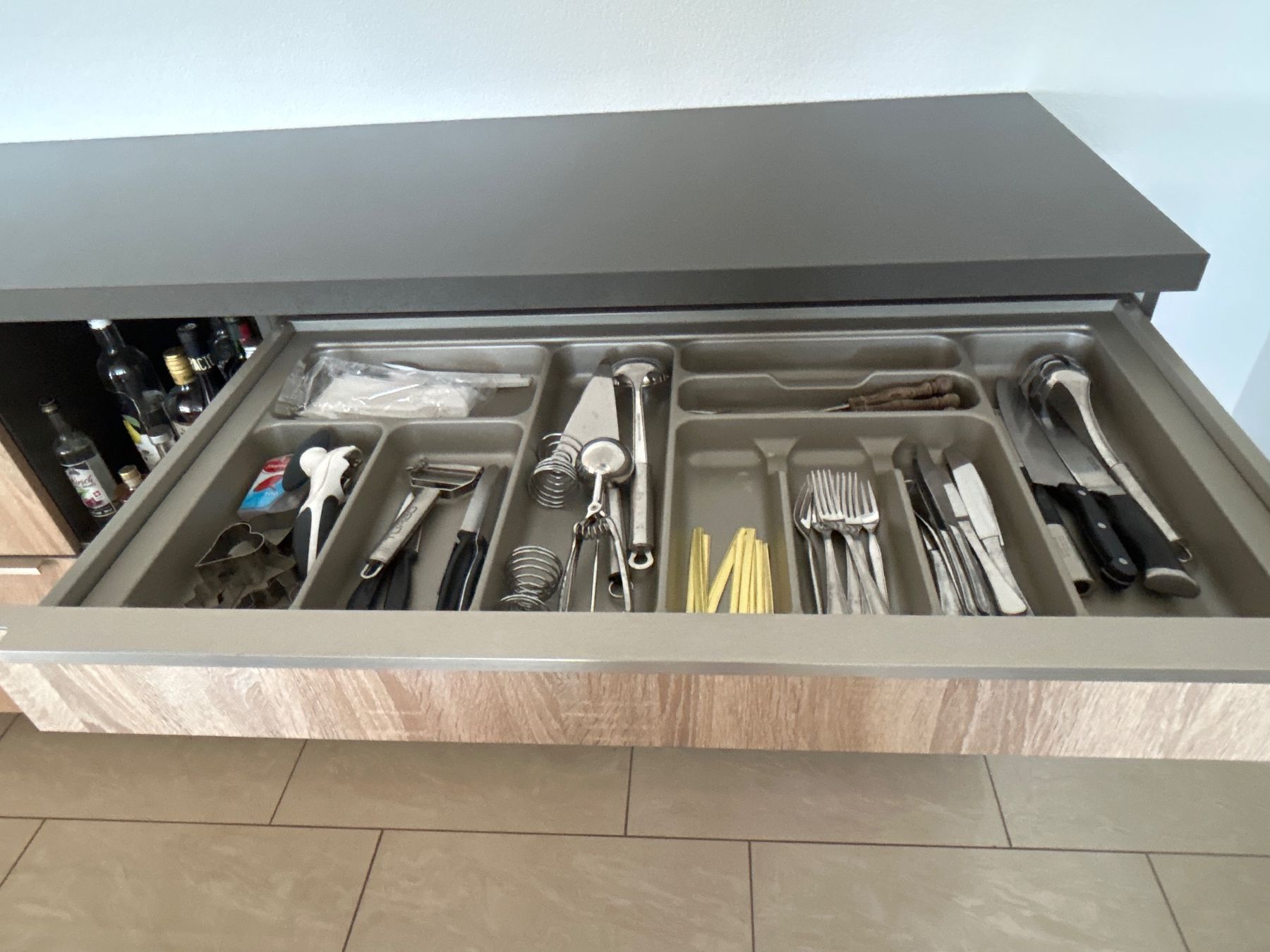Cassettiere: Sideboard / Anrichte Holzoptik mit viel Stauraum – Usato da Tennwil venduto da Mabuko10 2