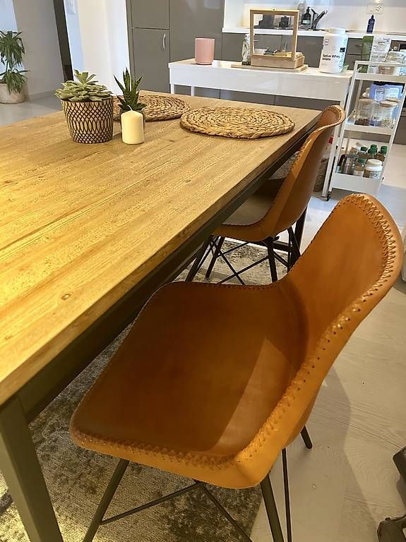 Set di tavolo e panche: Ensemble table à manger  + banc + 4 chaises  Excellent état – Usato da Founex venduto da cel_9rqq 2