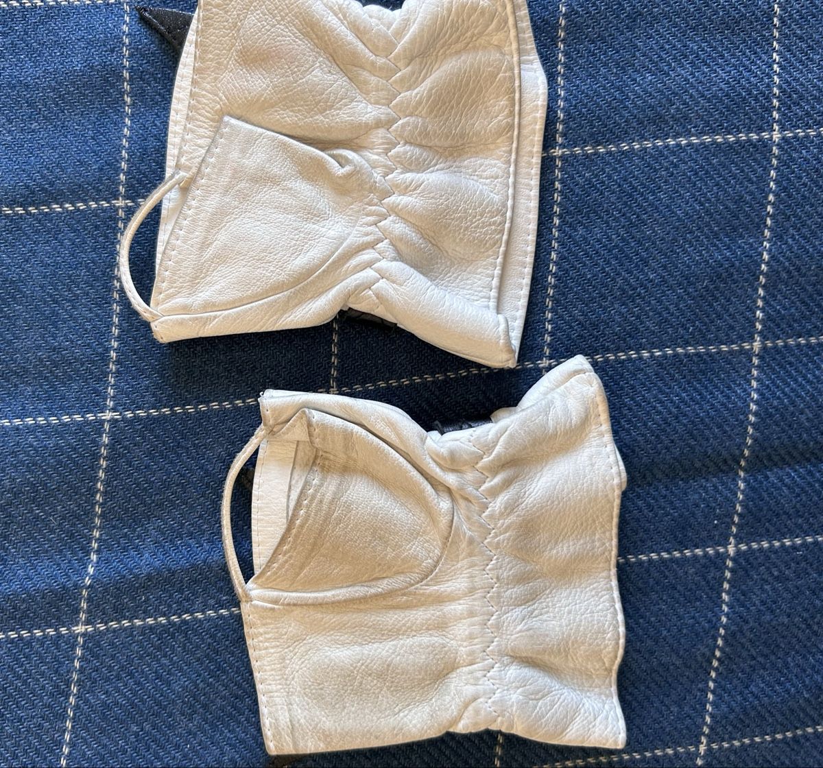 Chanel Guanti & manicotti: Original Chanel White Leather Gloves with Black Bows  – Usato da Biel/Bienne venduto da zit_v5yc 6