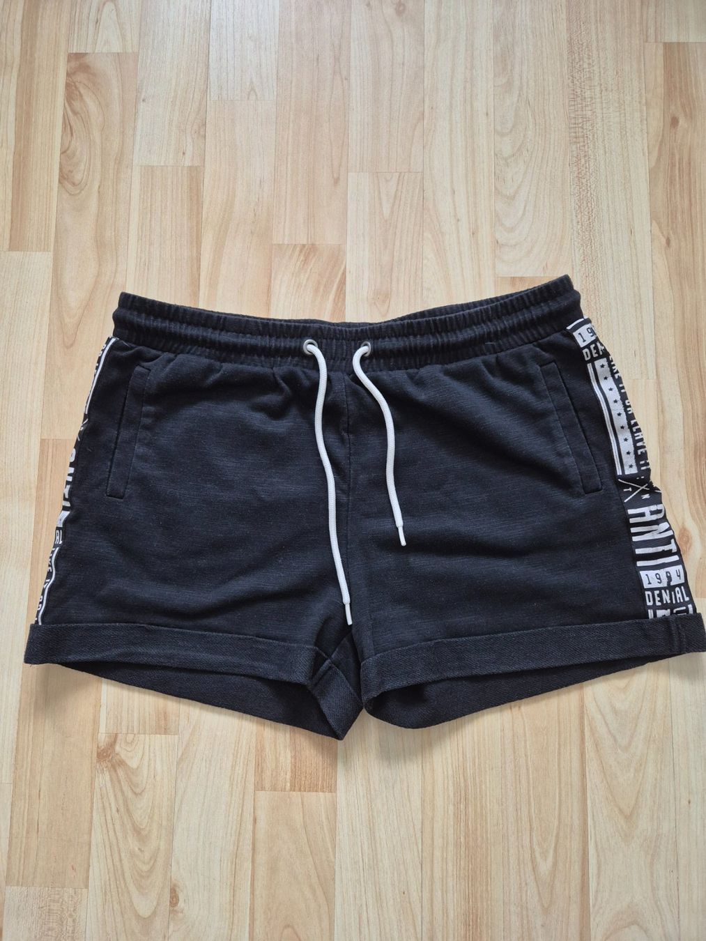 Pantaloni: kurze schwarze Hose – Usato da Bonaduz venduto da lau_kn5v