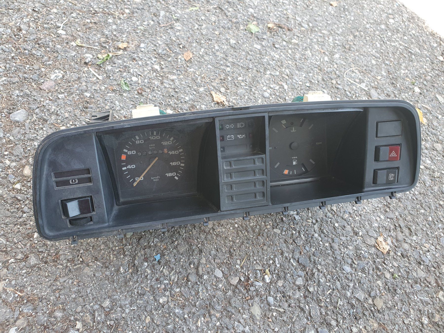 VW Tutti pezzi di ricambio auto: VW Bus T3 Tacho / Cockpit / Instrument. – Difettoso da Schönenberg ZH venduto da Technmech