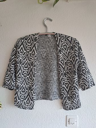 Schönes Bolerojäckchen schwarz-weiss