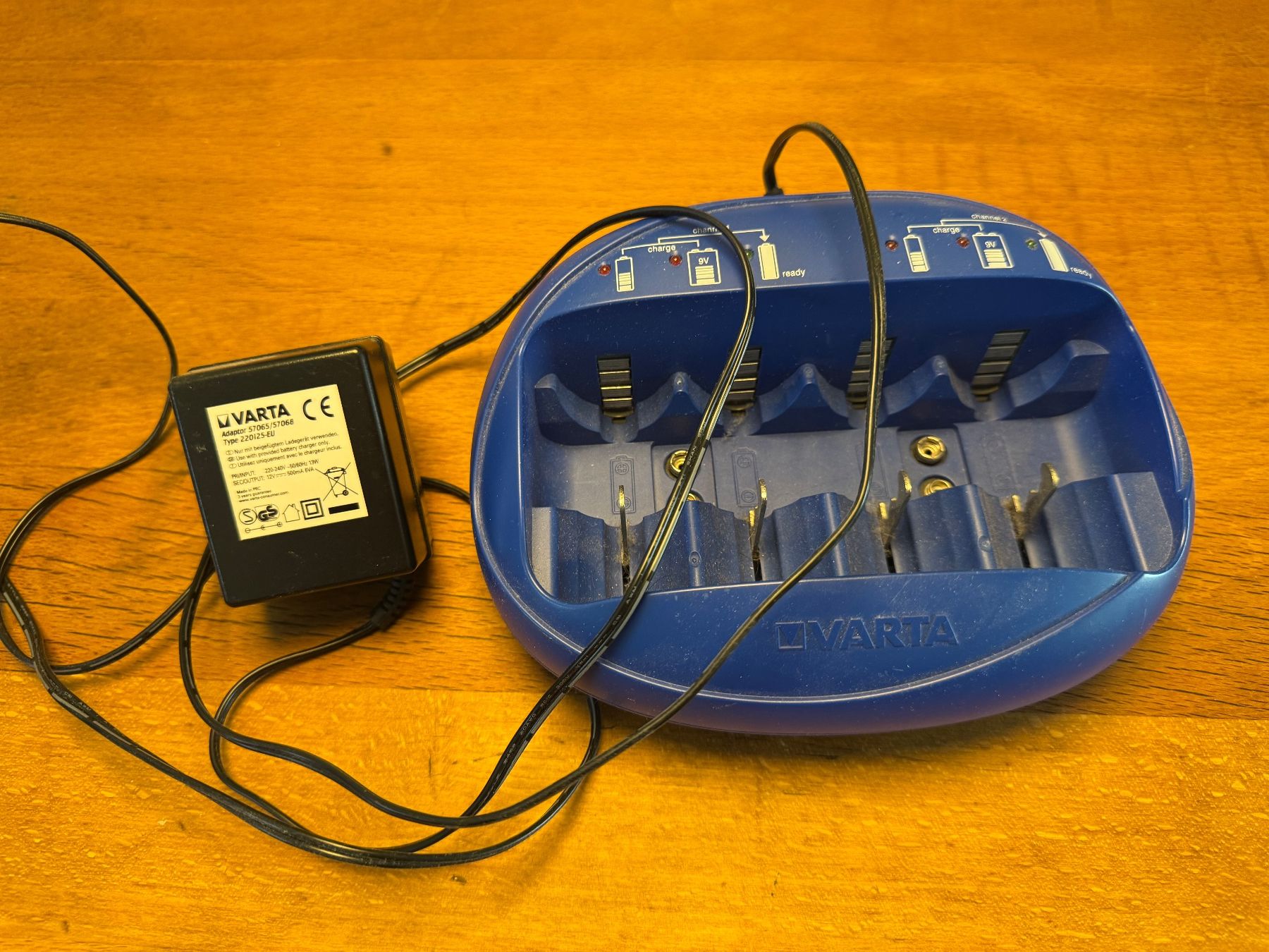 Varta Akkus & Batterien: Varta Batterie Multi Ladegerät 57068 - gebraucht – Gebraucht aus Zürich von vincent.clifford