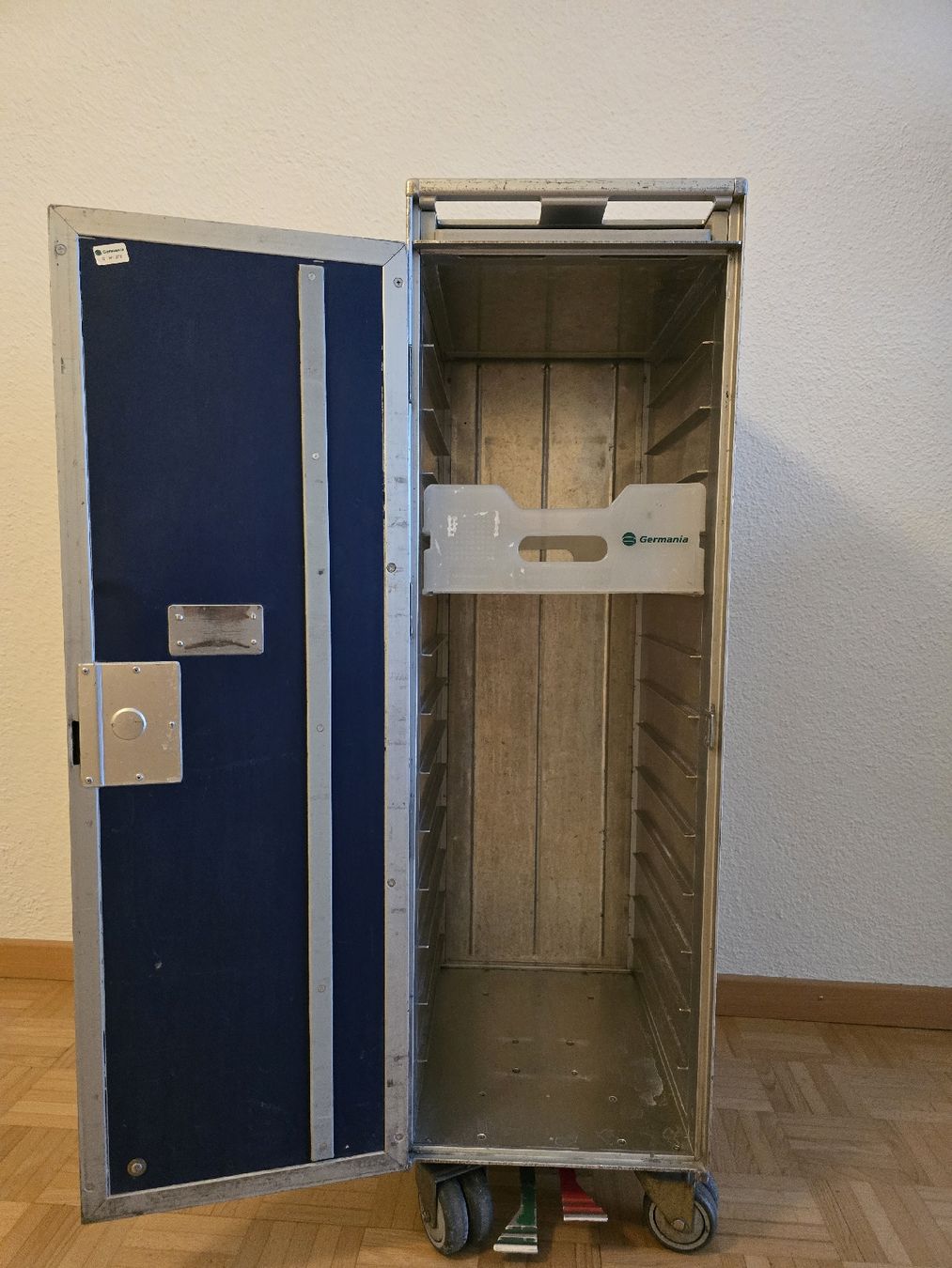 Swissair Altro in Aeronautica: Original Flugzeug-Servierwagen / Flugzeugtrolley  – Usato da Kloten venduto da FroVoKo 1