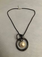 Lange Pulloverkette mit Anhänger weisse Perle und Ringe