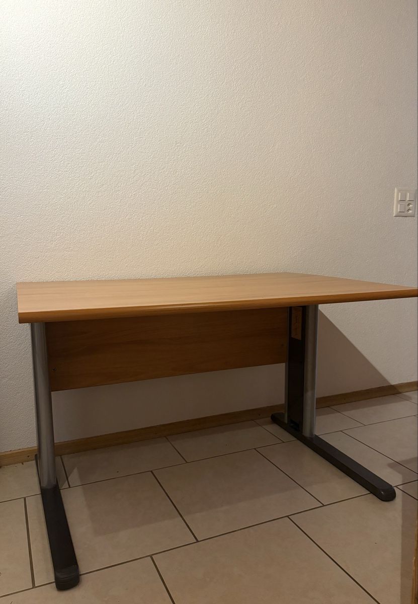 Schreibtische: Schreibtisch – Gebraucht aus Forch von piaa_b