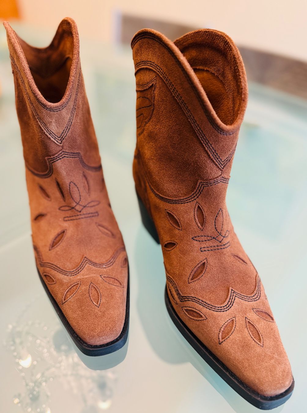 Ganni Scarpe da donna: Western-Ankle Boots aus Veloursleder – Usato da Unterägeri venduto da Jr61 1