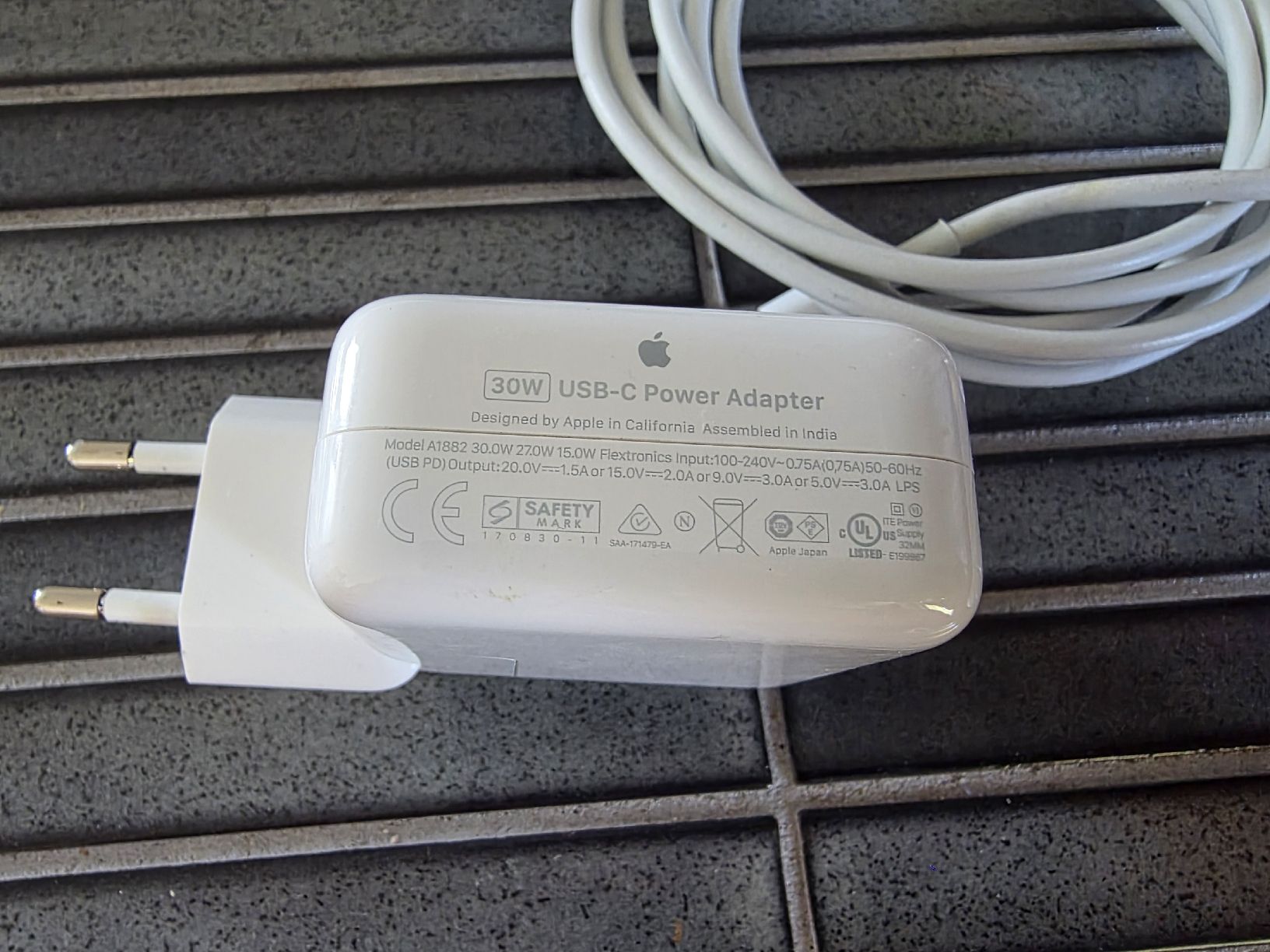 Apple Caricabatterie: Apple MacBook iPad iPhone Ladegerät mit Kabel  30 Watt usb-c – Usato da Biberist venduto da Volo28 1