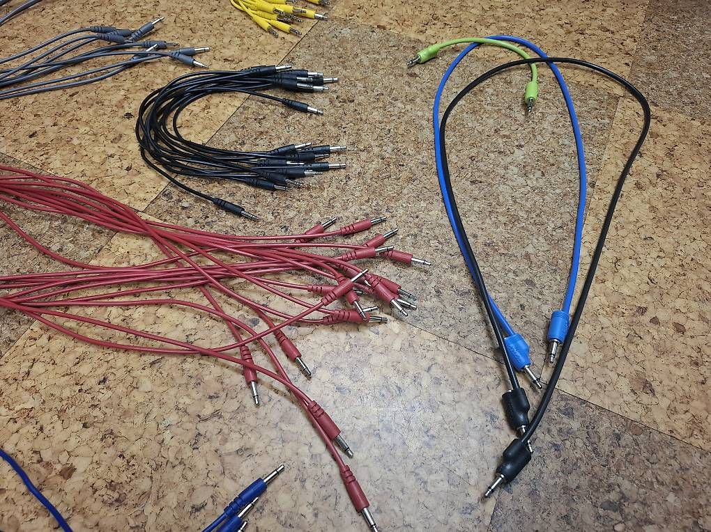 Musikinstrumente: Eurorack Patchkabel Set Doepfer und Tiptop – Gebraucht aus Port von Sinusgenerator 2