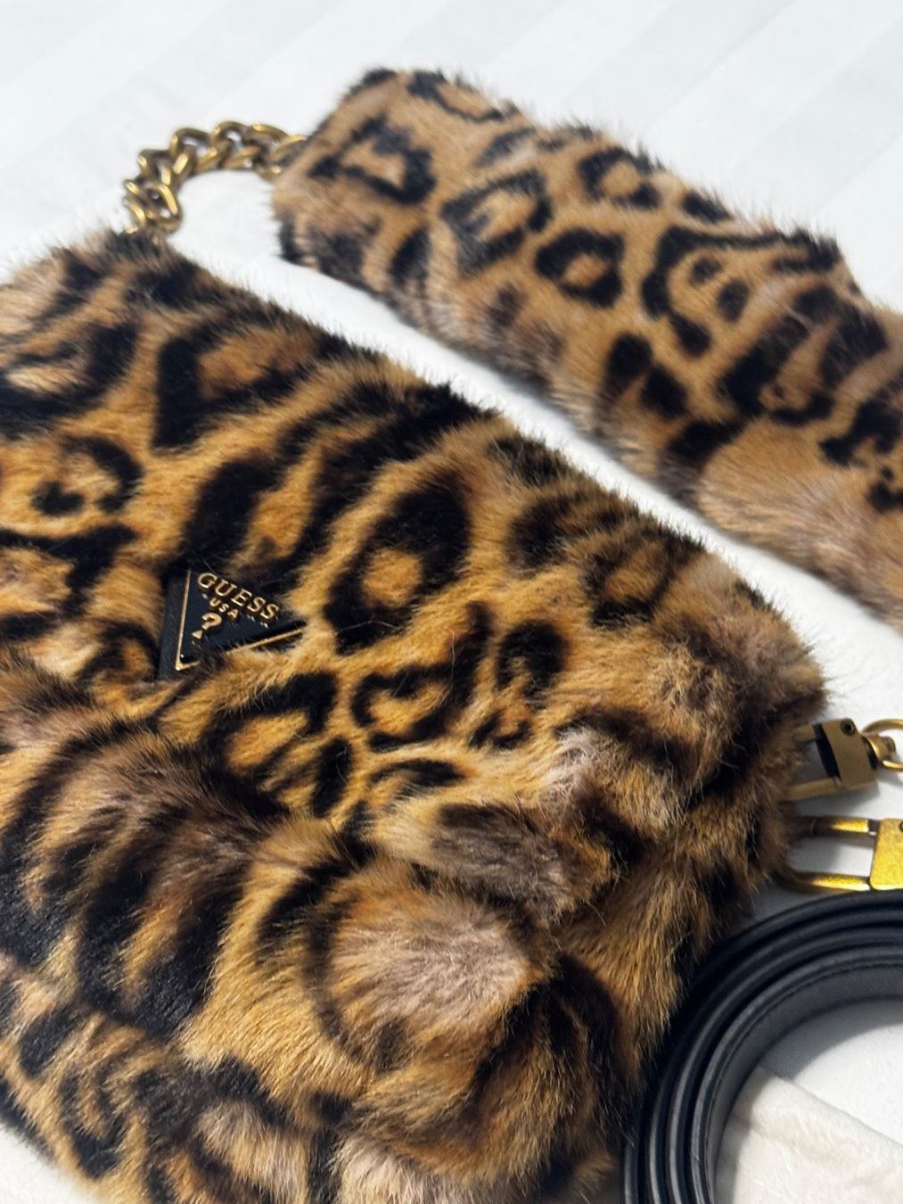 Guess Taschen für Damen: Guess Tasche Leo Fellimitat – Gebraucht aus Zürich von robyy