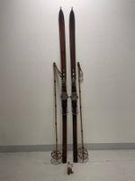 Ski (AC), sehr alte Holzski mit Holzklammern und Spannklotz