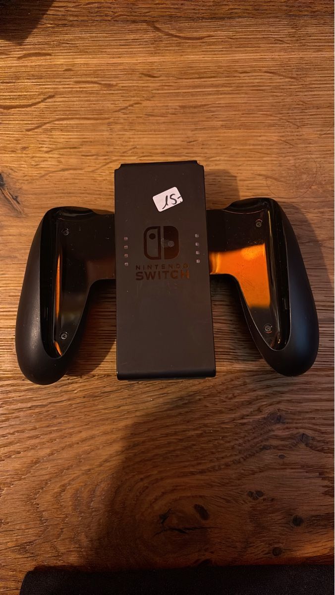 Nintendo Controller: Nintendo Switch Joy-Con Ladeadapter mit Grip – Usato da Zürich venduto da hiddentreasures_zh