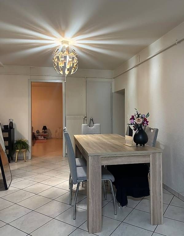 Tables: Table effet chêne clair – D'occasion à Genève par ber_7l7r