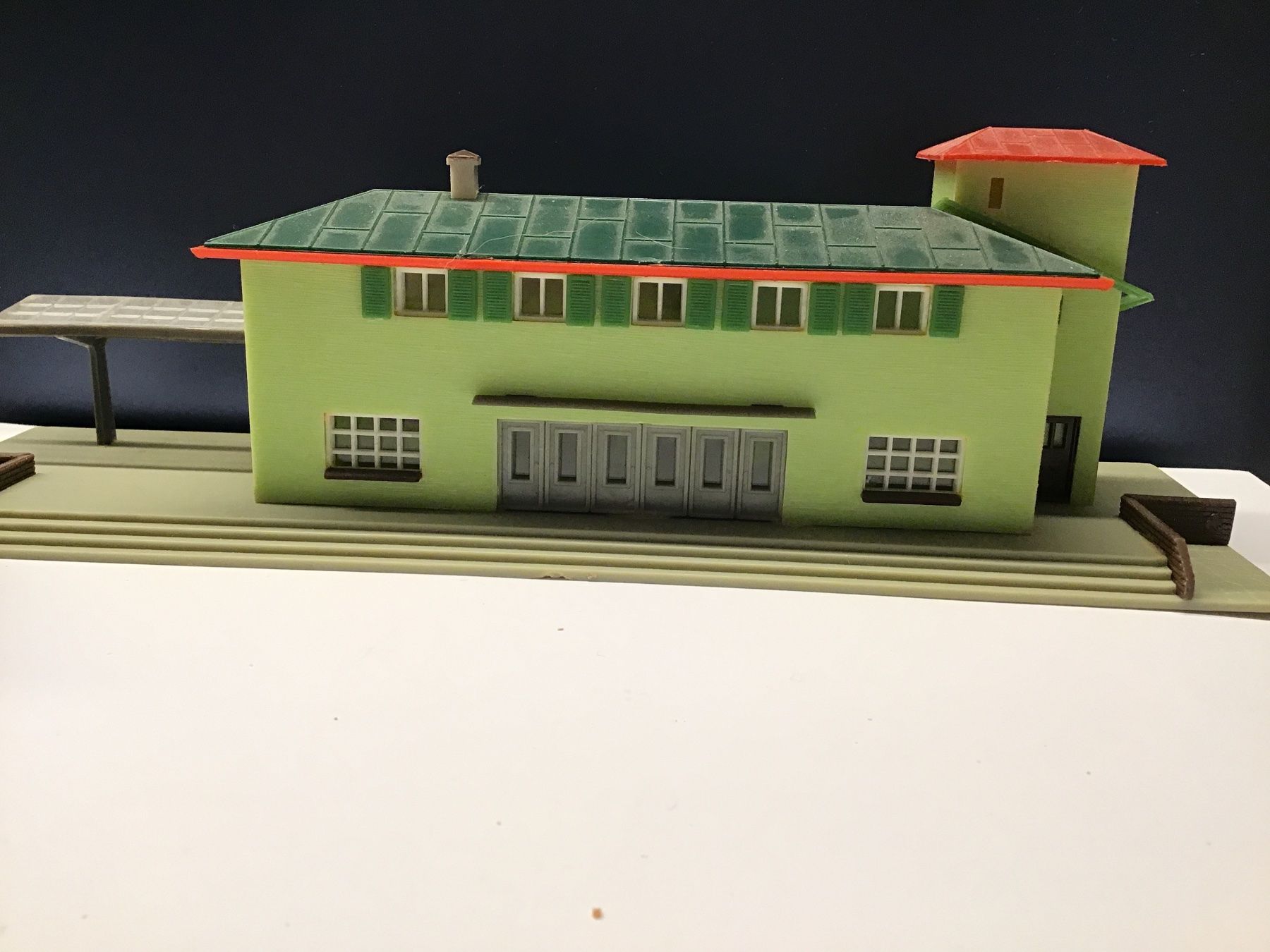 Faller Modellini di ferrovie: Bahnhof mit Stellwerk, Spur N FALLER – Usato da Männedorf venduto da Modellbau-wyss 2