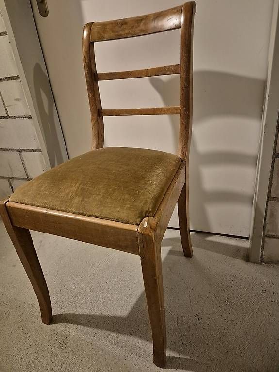 Chaises: Holzstuhl antik mit Sitzpolster – D'occasion à Schneisingen par sil_qb5m