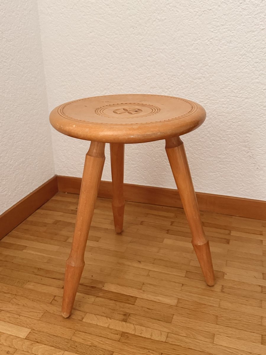 Stühle: Holzhocker mit Schnitzerei guter Zustand – Gebraucht aus Laupen BE von Lisafurby 3