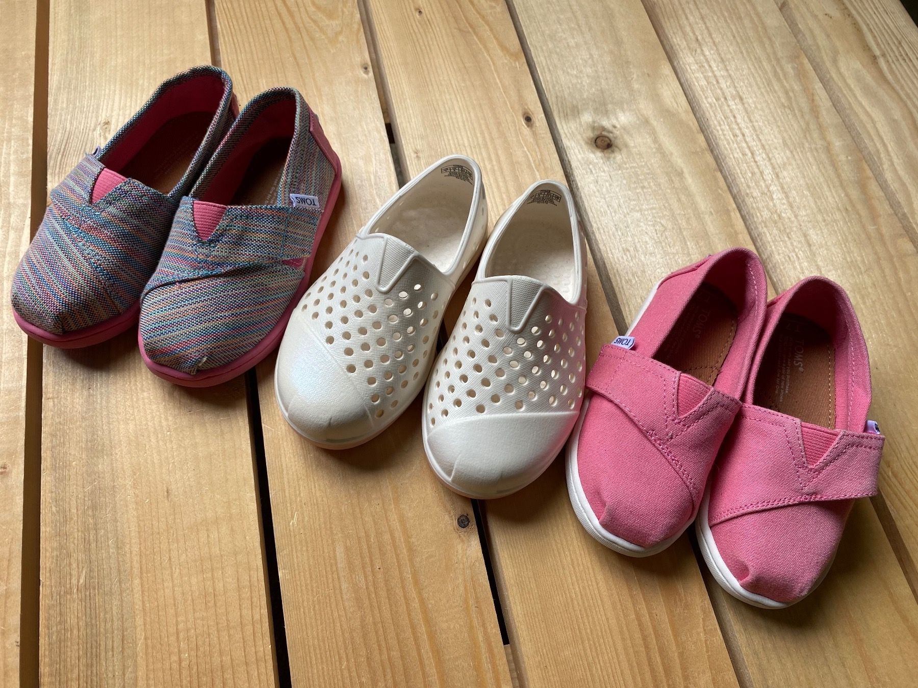 Toms Scarpe per ragazzi: Toms Enfants Taille 23.5 3 pack – Nuovo e nell'imballaggio originale da Orbe venduto da D-stockFactory-Orbe