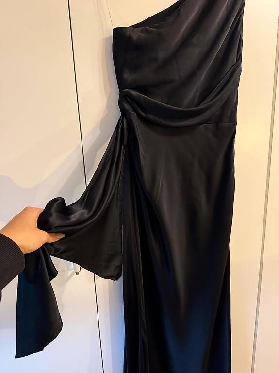 Kleider: SCHWARZES ONE-SHOULDER-MAXIKLEID – Neu und originalverpackt aus Niederhelfenschwil von Mileko 3