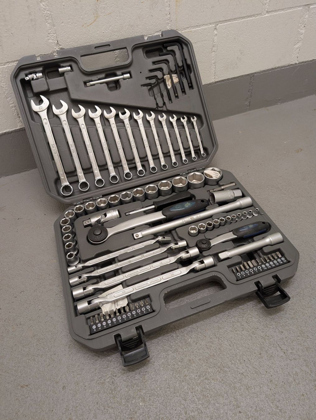 Tous les outils: Werkzeugkoffer – D'occasion à Thalwil par Tgatga