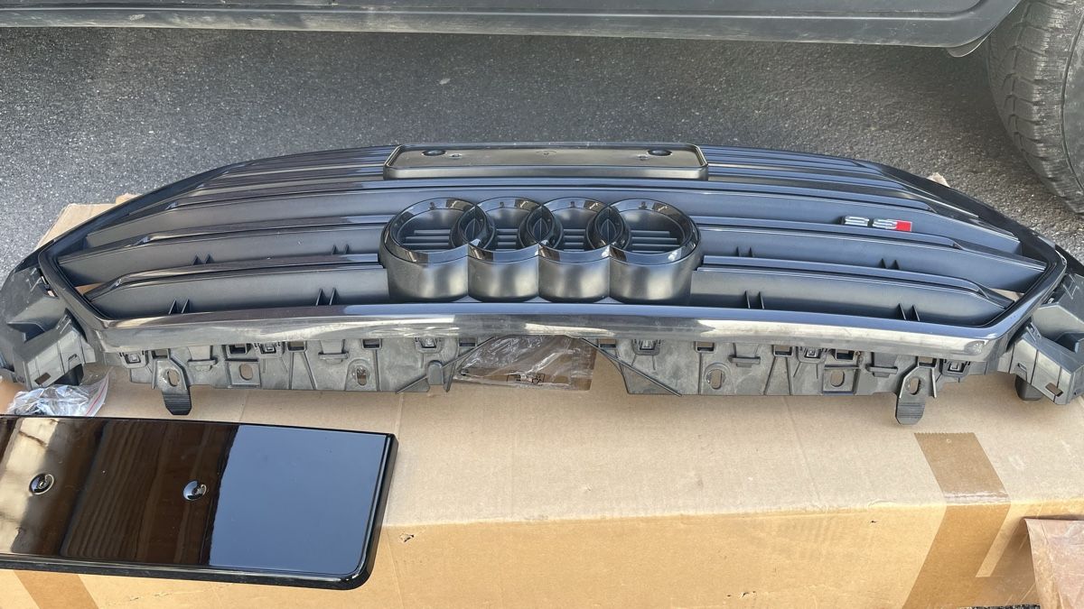 Audi Tutti pezzi di ricambio auto: Audi S5 Kühlergrill – Nuovo e nell'imballaggio originale da Schiers venduto da Valzeina 3