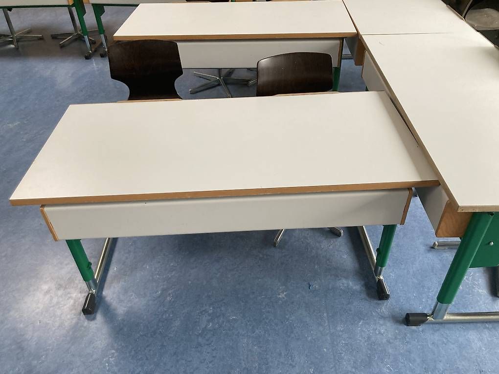 Tische: Tische 12 und Stühle 23 – Gebraucht aus Lenzburg von Orzo3 2
