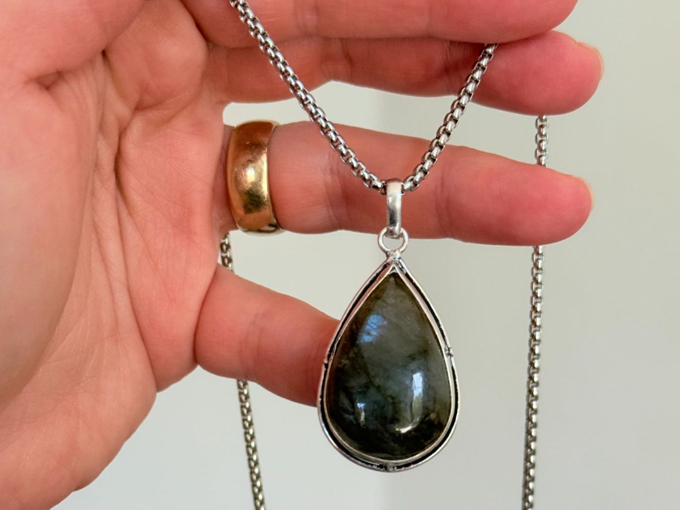 Ketten: Collier avec pendentif labradorite – Neu und originalverpackt aus Genève von AGBERG