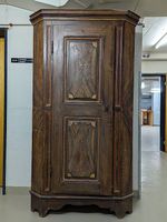 Antiker Kleiderschrank aus dem Kloster