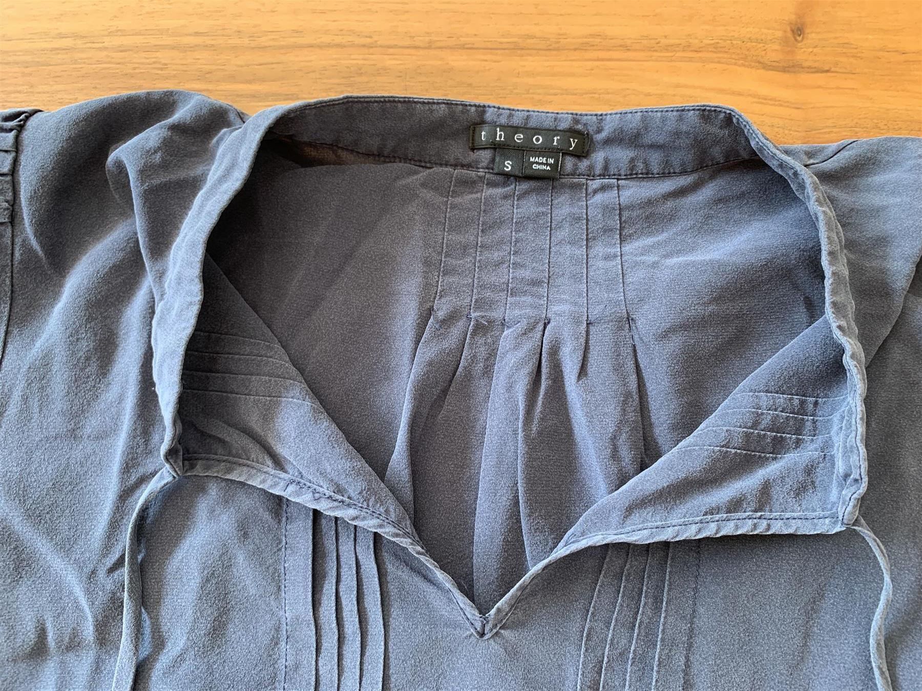 Camicette: THEORY blaue Seidenbluse/Top Grösse S – Usato da Meiringen venduto da Stuffandmore 1