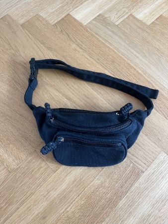 Schwarze Bauchtasche mit mehreren Fächern – Top Zustand