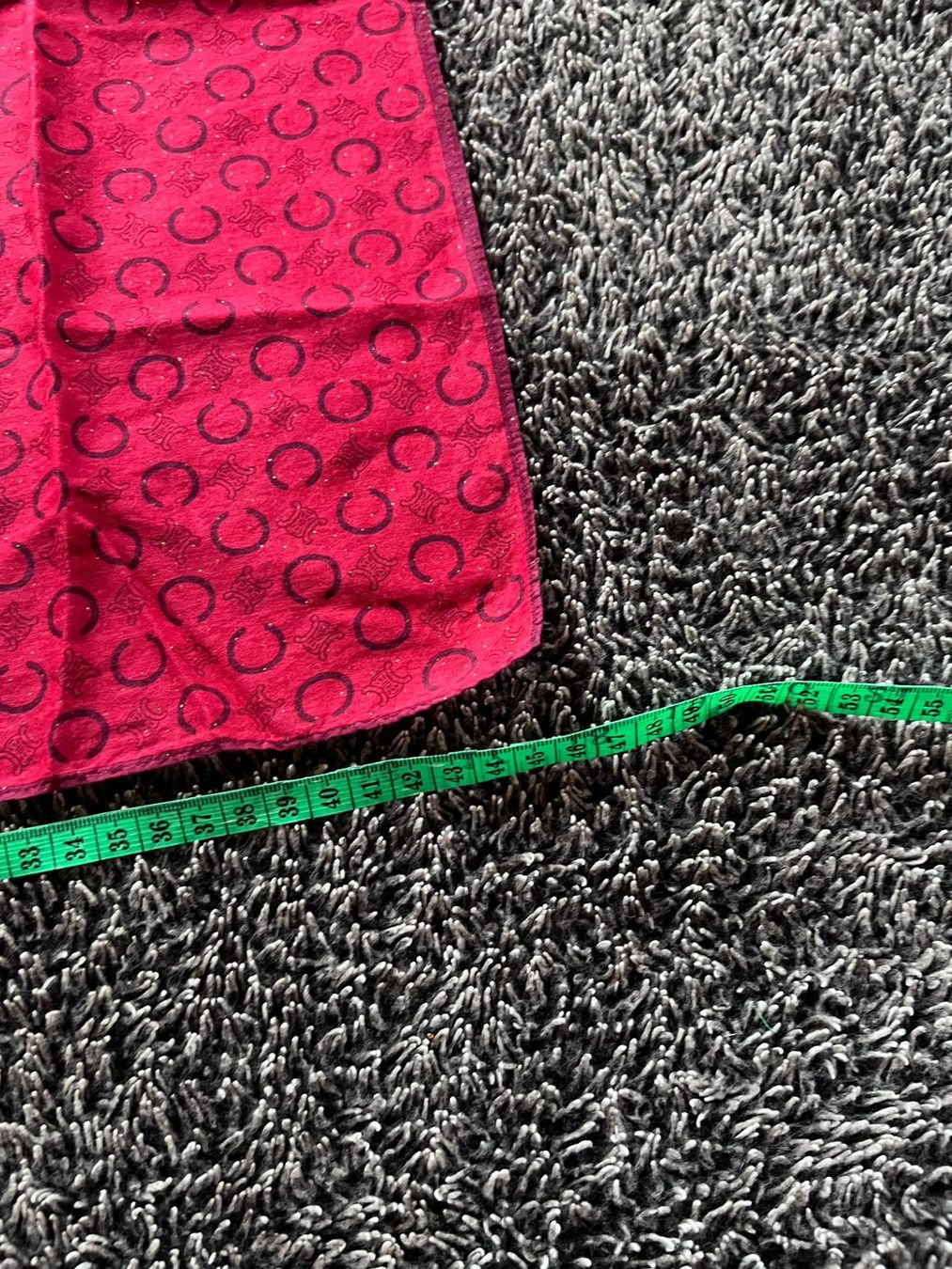 Celine Foulards, Tücher & Schals: CELINE Tuch Rot Monogram Vintage 45x45 – Gebraucht aus Winterthur von Dejv 2