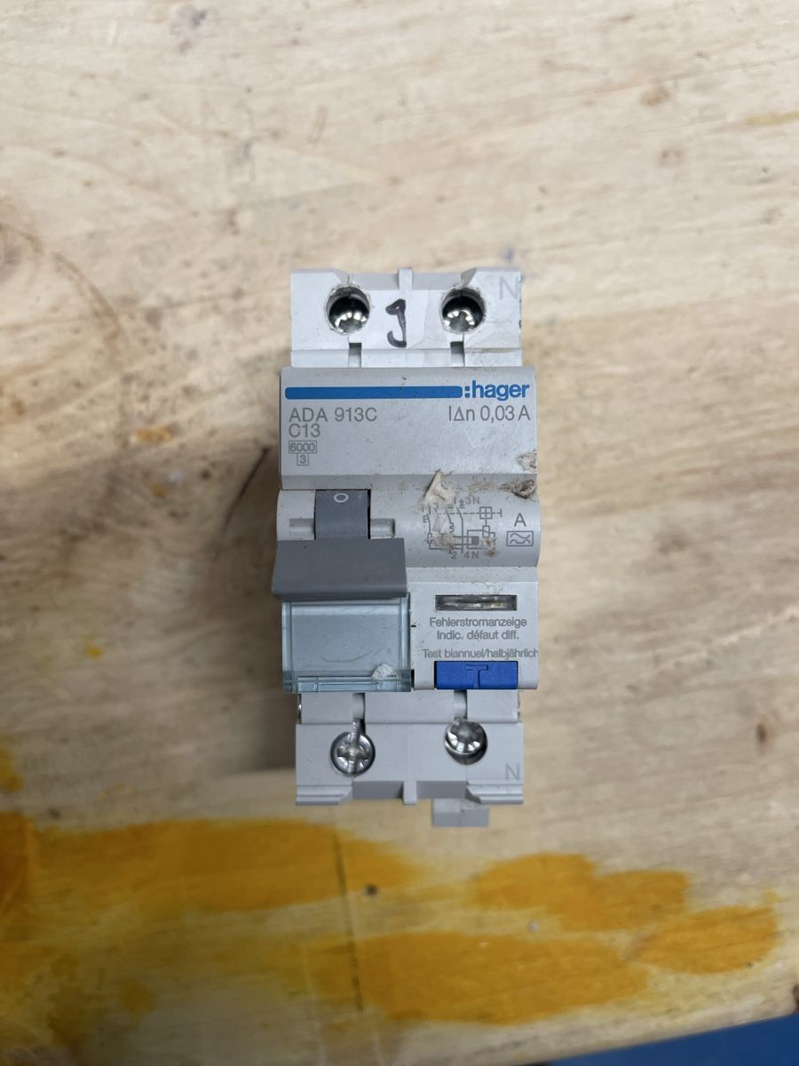 Hager Componenti elettronici: 3 Hager ADA C13 FI/LS – Usato da Laupersdorf venduto da san_8lq9 3
