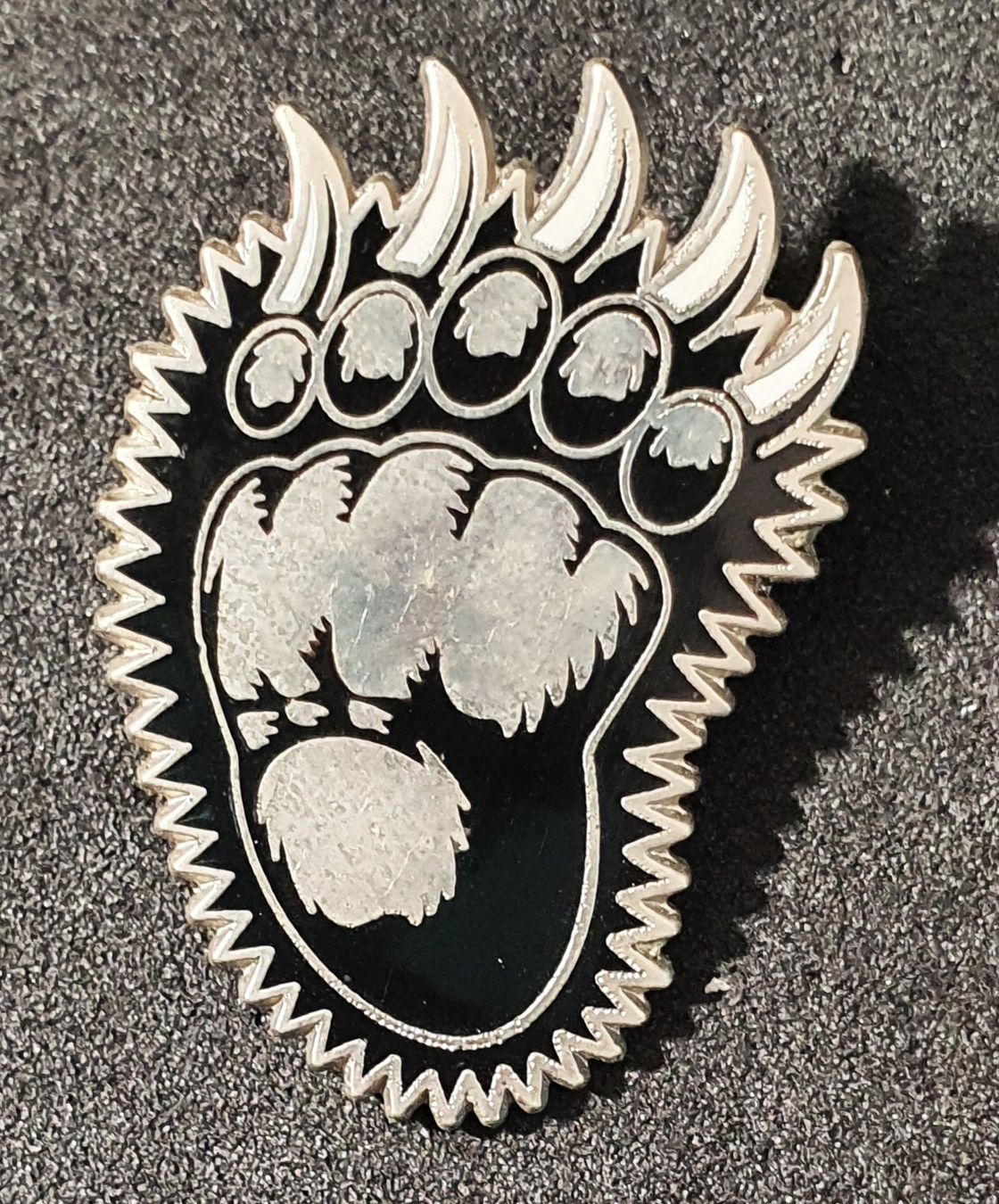 Placchette & Badge: CC772 - Pin Grosse Bärentaze Bär – Usato da Reinach BL venduto da Boston-Verkauf