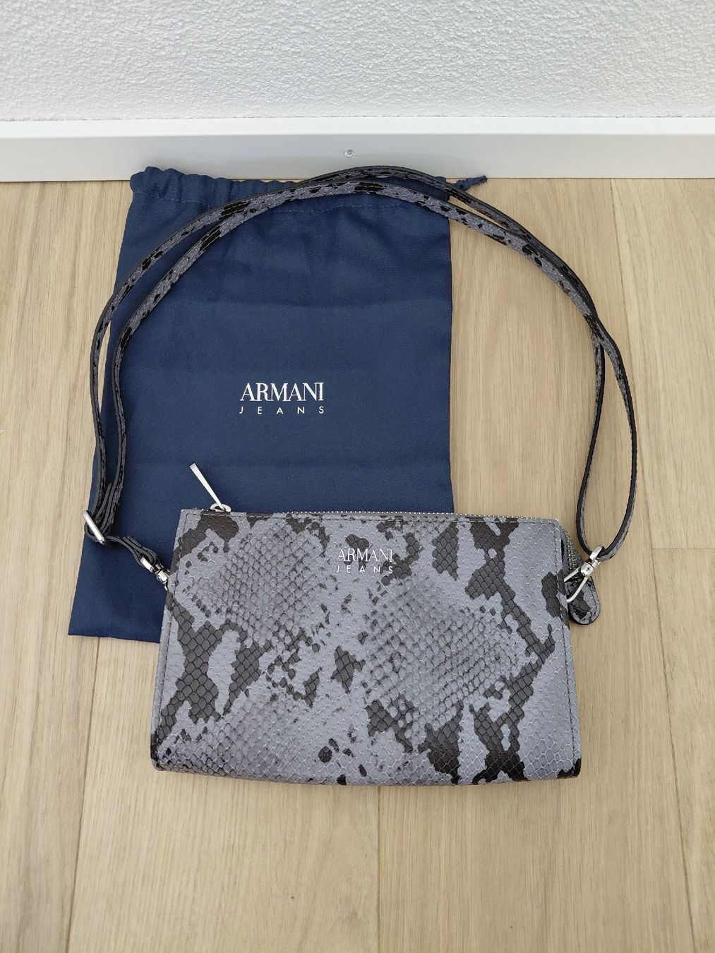 Armani Borse da donna: Armani Jeans Clutch Grau Schlangenmuster mit Staubbeutel – Nuovo (secondo la descrizione) da Heimberg venduto da noe_8prc