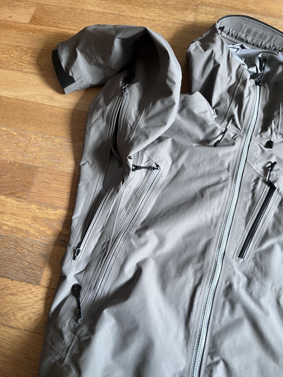 Helly Hansen Giacche: Helly Hansen Odin Hardshelljacke grau – Usato da Wetzikon ZH venduto da chr_6qf7 2